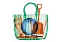Gewebte Strandtasche mit Strandspielzeug und Sandalen, farbiges Röntgenbild. — Stockfoto