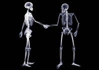 Zwei Skelette beim Händeschütteln, Röntgen. — Stockfoto