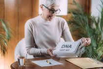 Donna anziana che fa un test del DNA inviato a casa. — Foto stock