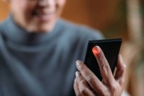 Seniorin misst Puls oder Herzfrequenz mit Smartphone. — Stockfoto