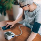 Salud móvil. Medir la presión arterial e introducir datos en el teléfono inteligente . - foto de stock
