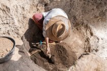 Archäologe bei der Ausgrabung von Keramik an einem archäologischen Fundort. — Stockfoto