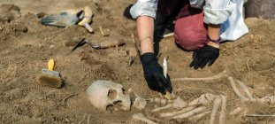 Scavi archeologici. resti di scheletro umano trovati in un'antica tomba. — Foto stock