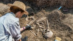 Arqueologia. Escavação de restos humanos de um antigo local de sepultamento. — Fotografia de Stock