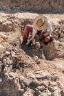 Arqueología. Excavación de restos humanos de un antiguo cementerio. - foto de stock