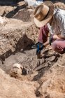 Arqueologia. Escavação de restos humanos de um antigo local de sepultamento. — Fotografia de Stock