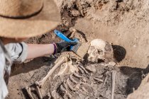 Escavações arqueológicas. Esqueleto humano permanece encontrado em um túmulo antigo. — Fotografia de Stock
