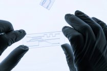 Organe sur puce. Ceci est un dispositif microfluidique qui simule les organes biologiques. — Photo de stock