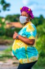Mulher grávida usando máscara facial. — Fotografia de Stock