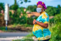 Pregnant woman wearing face mask. — Stock Photo