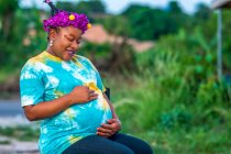 Mujer embarazada feliz, imagen colorida - foto de stock