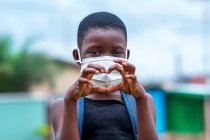 Ragazza in maschera che fa segno di cuore. — Foto stock