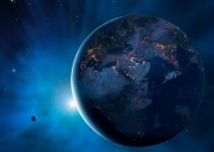 Illustration von Erde und Mond, die einen großen Teil des Planeten in Dunkelheit zeigt. Man sieht Städte glitzern, die die Ränder der Kontinente definieren. Diese Ansicht zeigt Europa, Asien und Afrika — Stockfoto