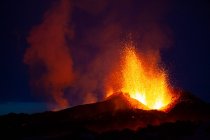 Вулкан Ейяф'ятлайокутль вивергається, Ісландія, 2010 рік. Хоча це виверження відносно невелике для вулканічних вивержень, воно викликало величезні руйнування в польотах по Західній і Північній Європі протягом початкового періоду в шість днів у квітні 2010 року. — стокове фото