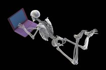 Компьютерная иллюстрация, показывающая скелет человека с плохой осанкой во время работы над ноутбуком. — стоковое фото