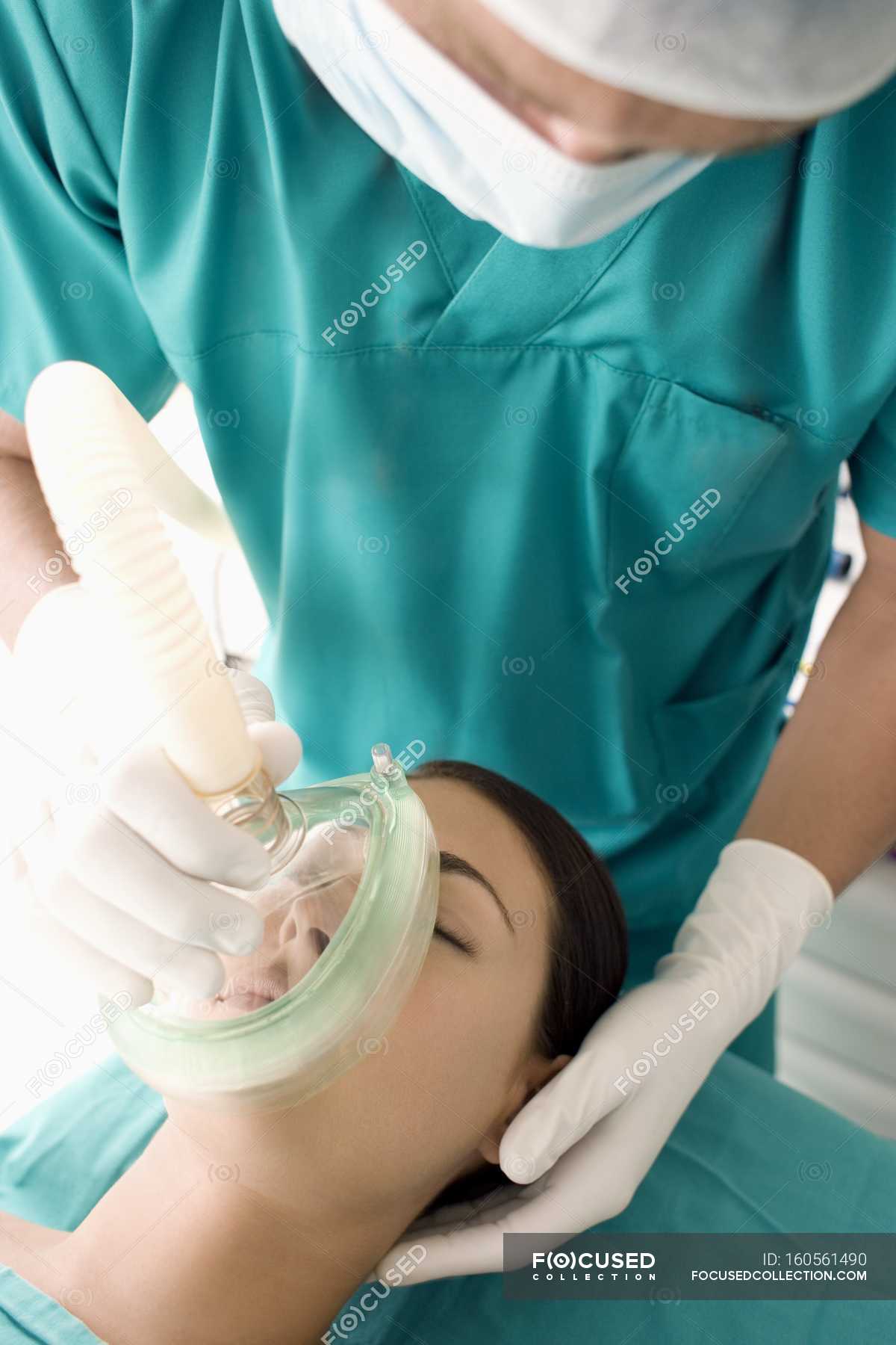 Anästhesistin verabreicht Patientin Gas. — Person mit weißer Hautfarbe, Chirurgie Stock Photo