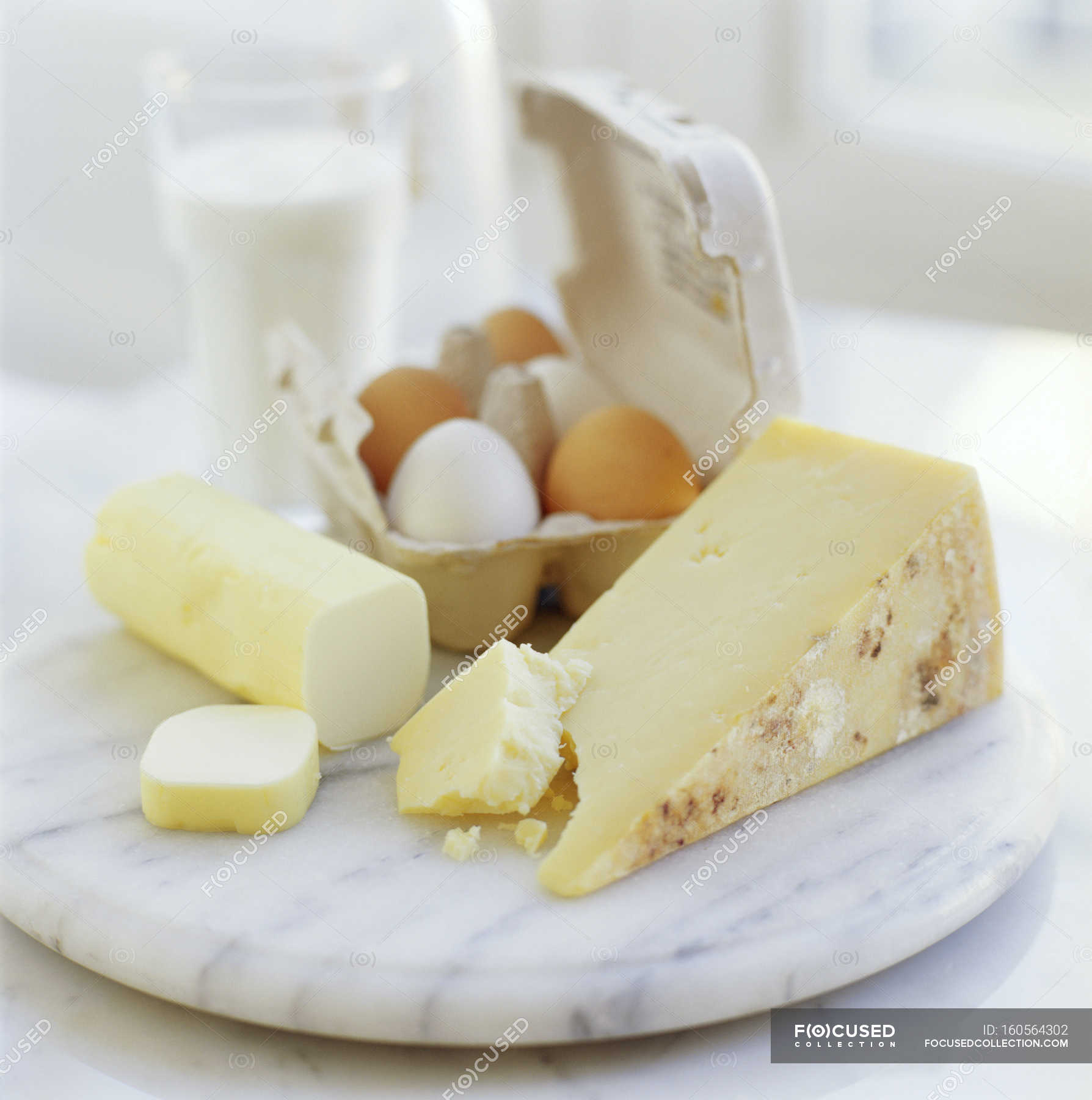 Что лучше сыр или яйцо. Сыр твердый. Твердые сыры. Что лучше сыр или яйцо. Egg and cheese.