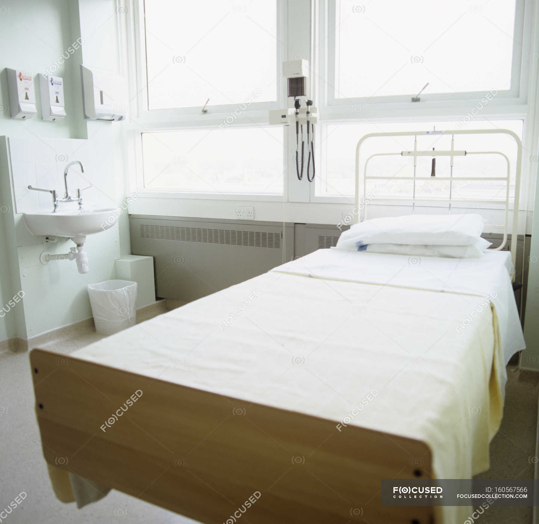 Ала больница. Больничная кровать в палате. Больничная кровать Эстетика. Кровать для больницы в 2001 году. Пустая Больничная койка.