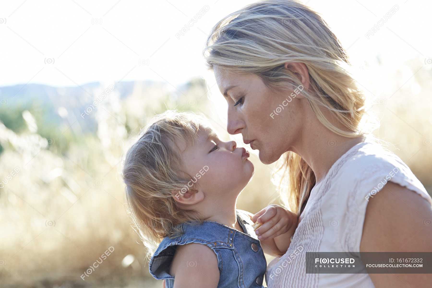Мама и дочка целуются. Мама целует дочь. Мама целует малыша. Глубокий поцелуй мамы и Дочки. Мама целует Ярославу.