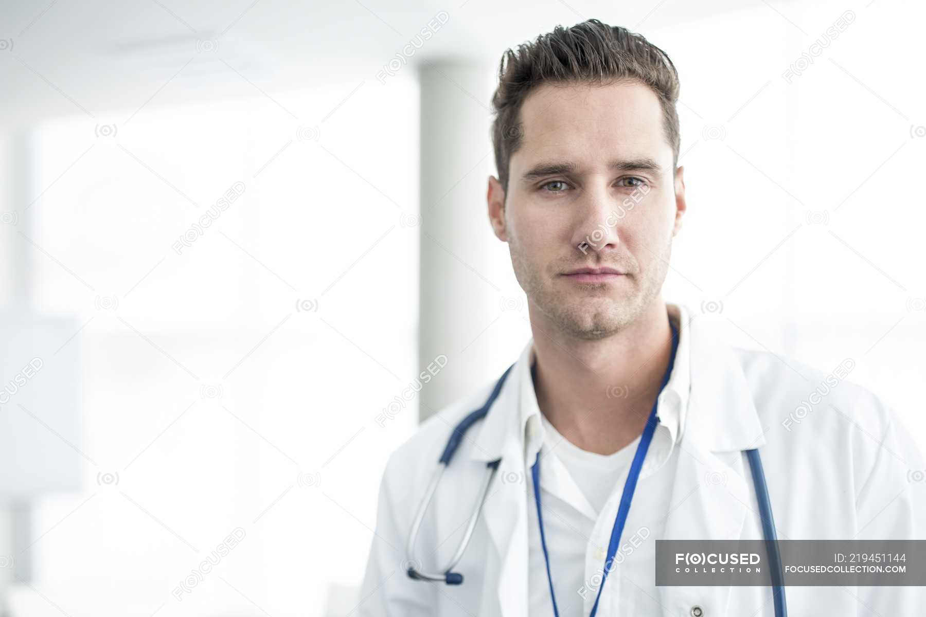 Врач молодой видео. Красивый врач мужчина. Красивый молодой врач. Портрет молодого врача мужчины. Взрослый врач мужчина.