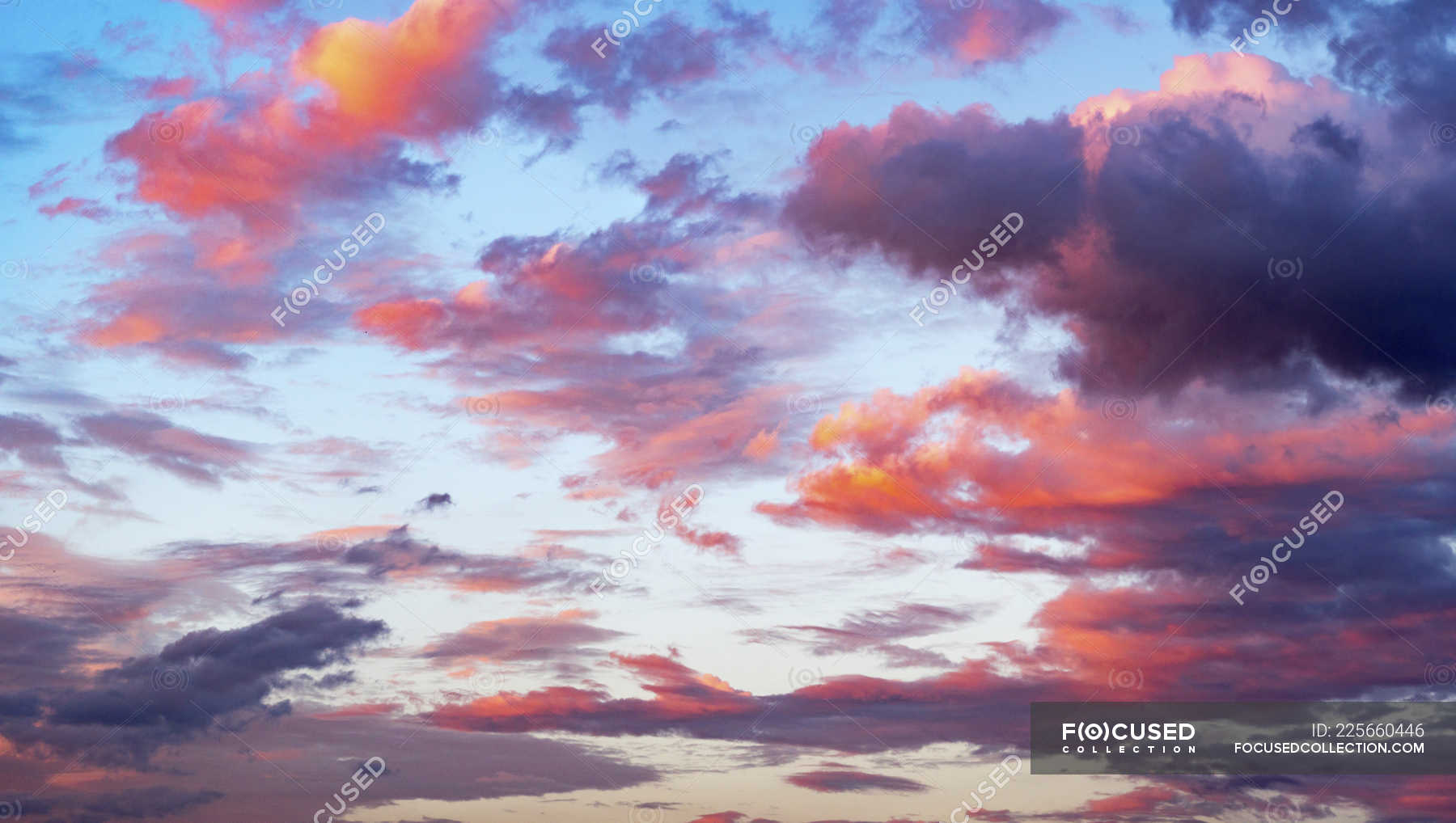 Розово-голубое небо с облаками акрилом