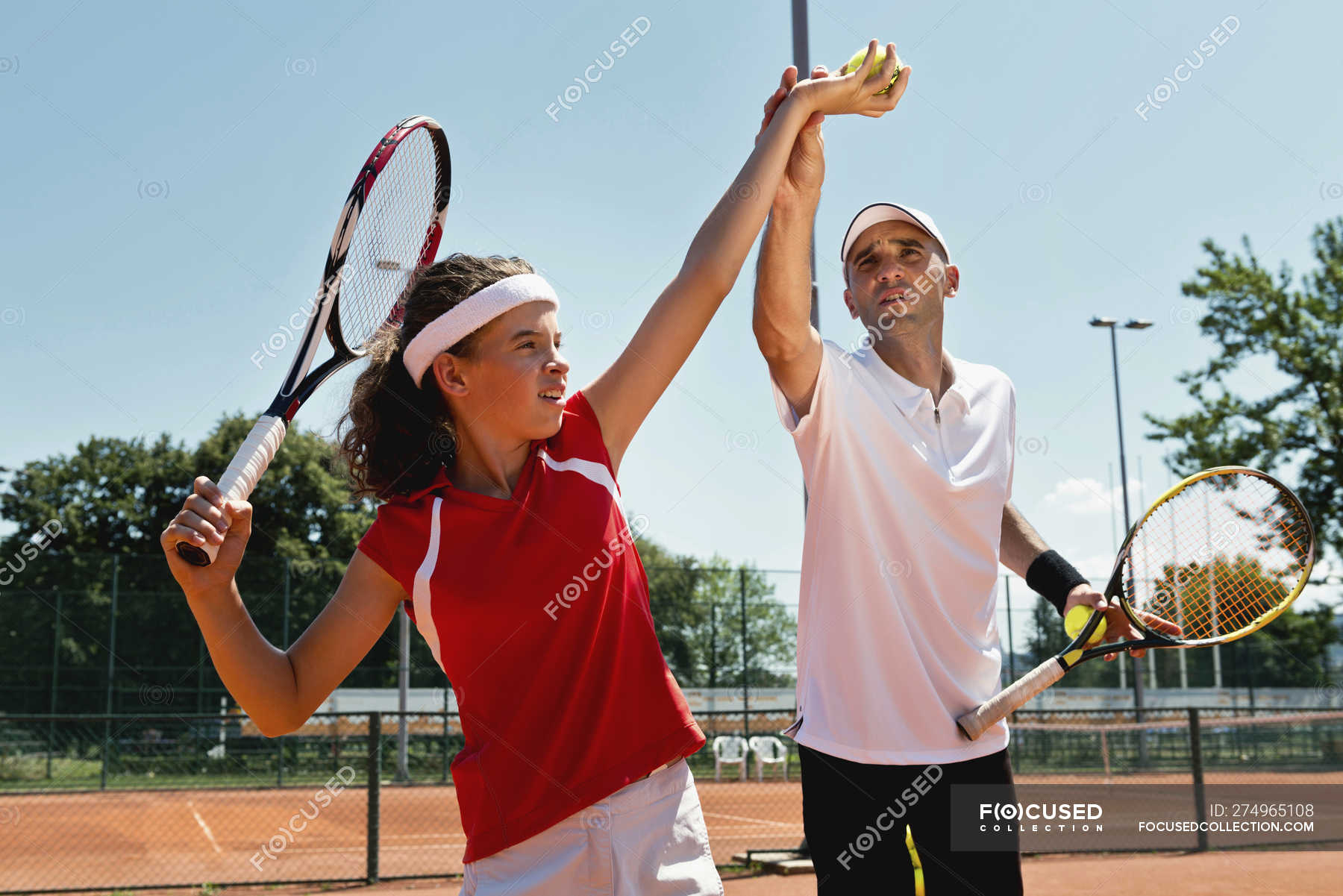 He to start playing. Подача мяча в большом теннисе. Занятия теннисом до после. Тренер по большому теннису женщина фото. Фотографируют учеников играющих в теннис.