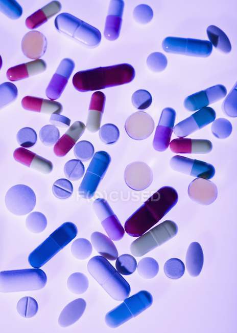 Pilules et capsules médicales sur fond blanc. — Photo de stock