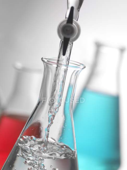Подача жидкости в лабораторное стекло
. — стоковое фото