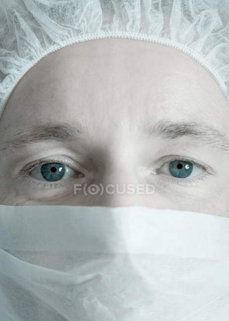 Close-up de médico feminino em máscara cirúrgica . — Fotografia de Stock