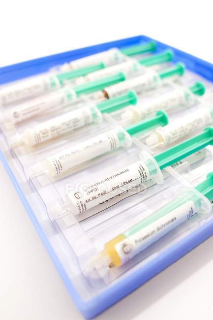 Primo piano delle siringhe per il test del cerotto allergico . — Foto stock