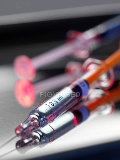 Vue rapprochée des seringues médicales avec échantillon de sang . — Photo de stock