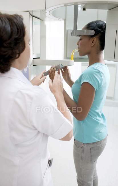 Жіночий пацієнт має панорамний рентген стоматолога . — стокове фото