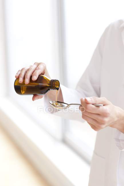 Доктор разливает лекарства — стоковое фото