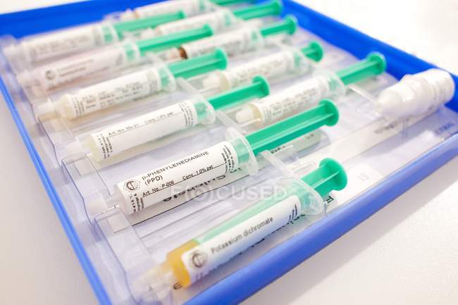 Close-up de seringas para teste de adesivo de alergia . — Fotografia de Stock