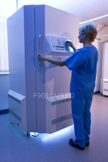 Dermatologista configurando cabine de fototerapia ultravioleta . — Fotografia de Stock