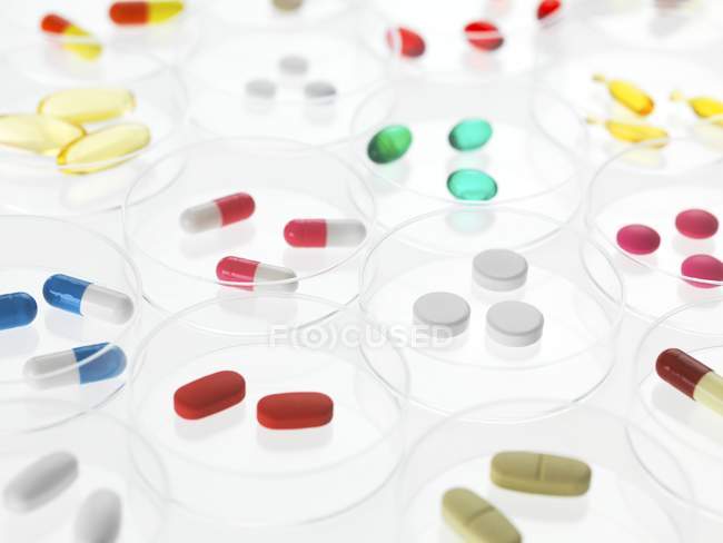 Pillen in Petrischalen — Stockfoto