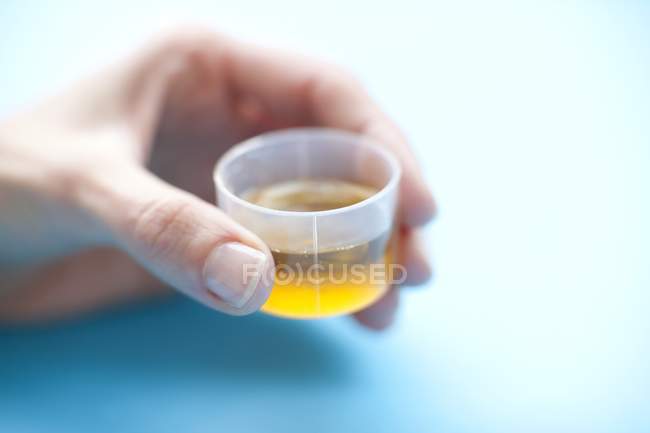 Close-up da dose de medicamento para a mão feminina . — Fotografia de Stock