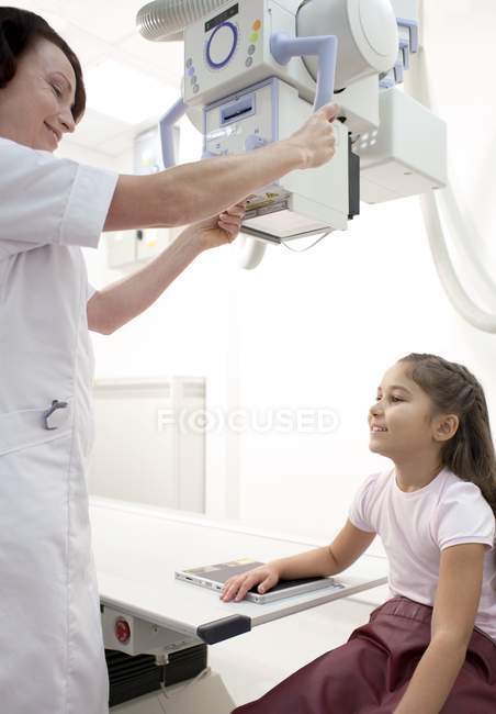 Жінка-лікар робить руку рентгенівський знімок для дівчини . — стокове фото