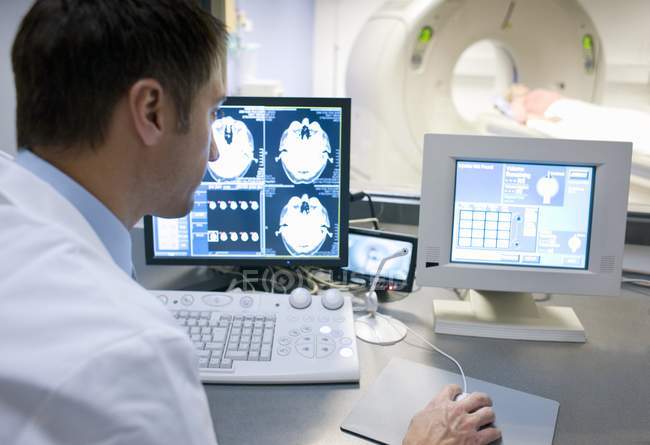 Radiógrafo que toma tomografía computarizada de paciente femenino
. - foto de stock
