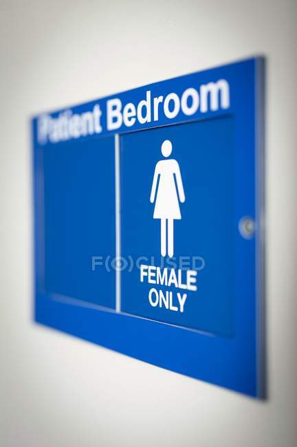Feminino único sexo ward blue sign . — Fotografia de Stock