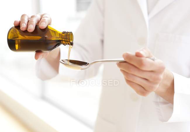 Doctor pouring medicine — Stock Photo