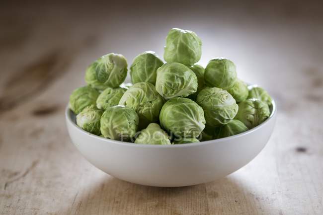 Brussels sprouts in bowl on table. — Stock Photo
