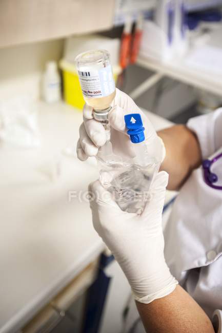 Nahaufnahme einer Krankenschwester bei der Vorbereitung von Medikamenten. — Stockfoto