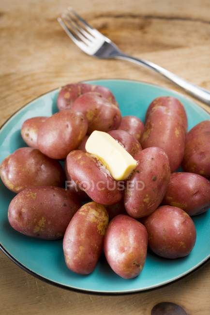 Batatas cozidas King Edward no prato com manteiga . — Fotografia de Stock