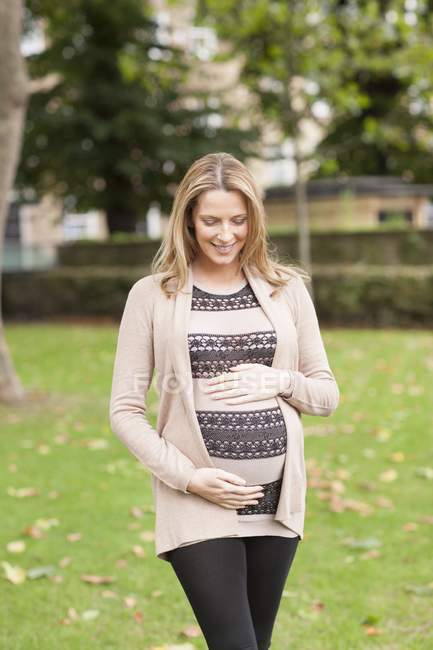 Pregnant woman in park — Stock Photo