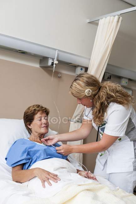 Enfermera preparando cánula nasal para entregar oxígeno al paciente . - foto de stock
