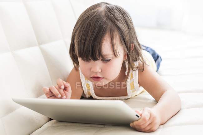 Jeune fille utilisant une tablette informatique — Photo de stock
