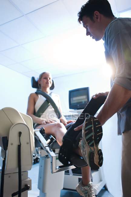 Fisioterapista che utilizza il dinamometro isocinetico per il trattamento delle lesioni . — Foto stock