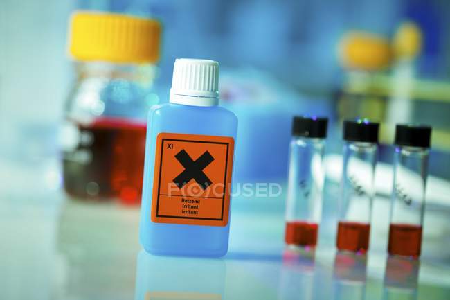 Productos químicos en botellas y tubos sobre mesa de laboratorio
. - foto de stock