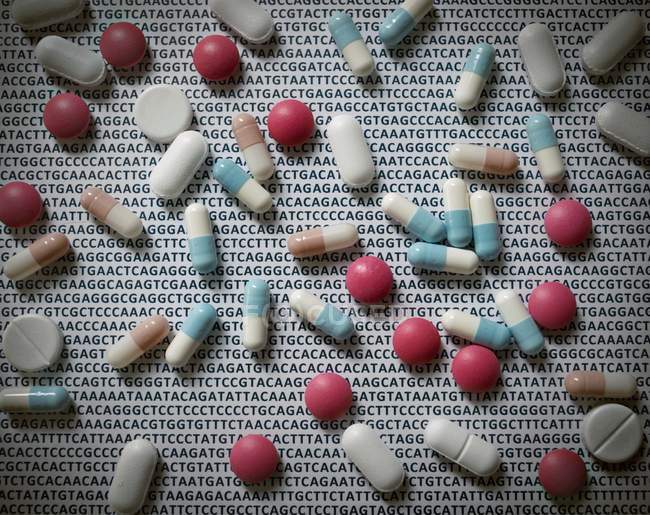 Pilules assorties couché sur la séquence d'ADN — Photo de stock